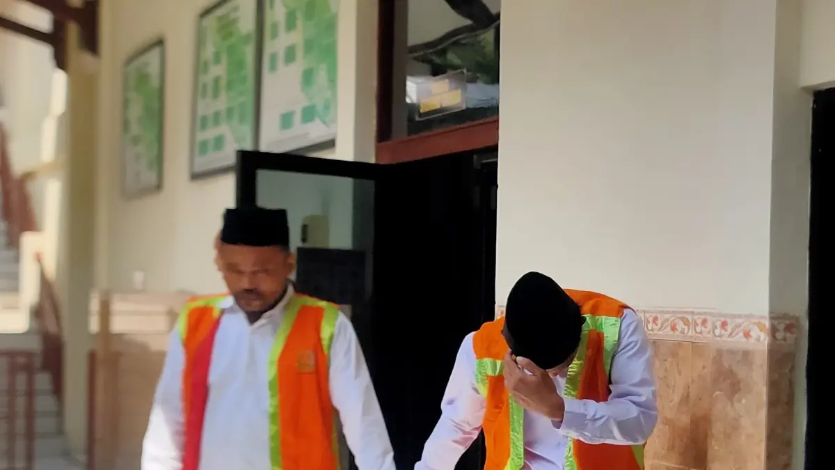 DINYATAKAN TERBUKTI MENCURI: M Sholihin dan M Urifan di Pengadilan Negeri Lamongan. Keduanya dinyatakan terbukti mencuri motor dan divonis sama: satu tahun delapan bulan penjara. (IST/RDR.LMG)