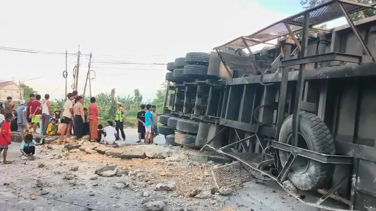 Kondisi truk G 9483 OF yang dikemudikan Rizki Maulana, 42, terguling di jalan nasional Lamongan. (ISTIMEWA/RADAR LAMONGAN)