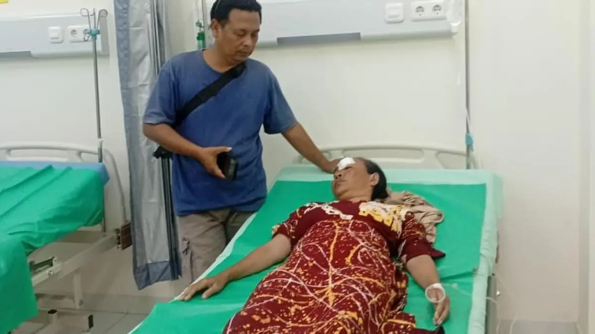 TERLUKA DI KENING: S yang menjalani perawatan medis. Dia diduga terkena lemparan batu bata tetangganya yang sedang membangun pagar. (IST/RDR.LMG)
