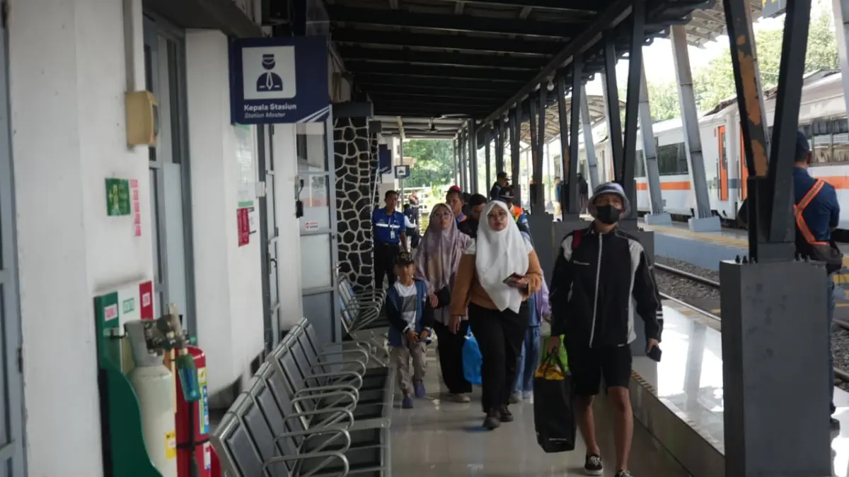 ADA LONJAKAN: Penumpang di Stasiun Lamongan. &nbsp;(GAMAL A/RDR.LMG)