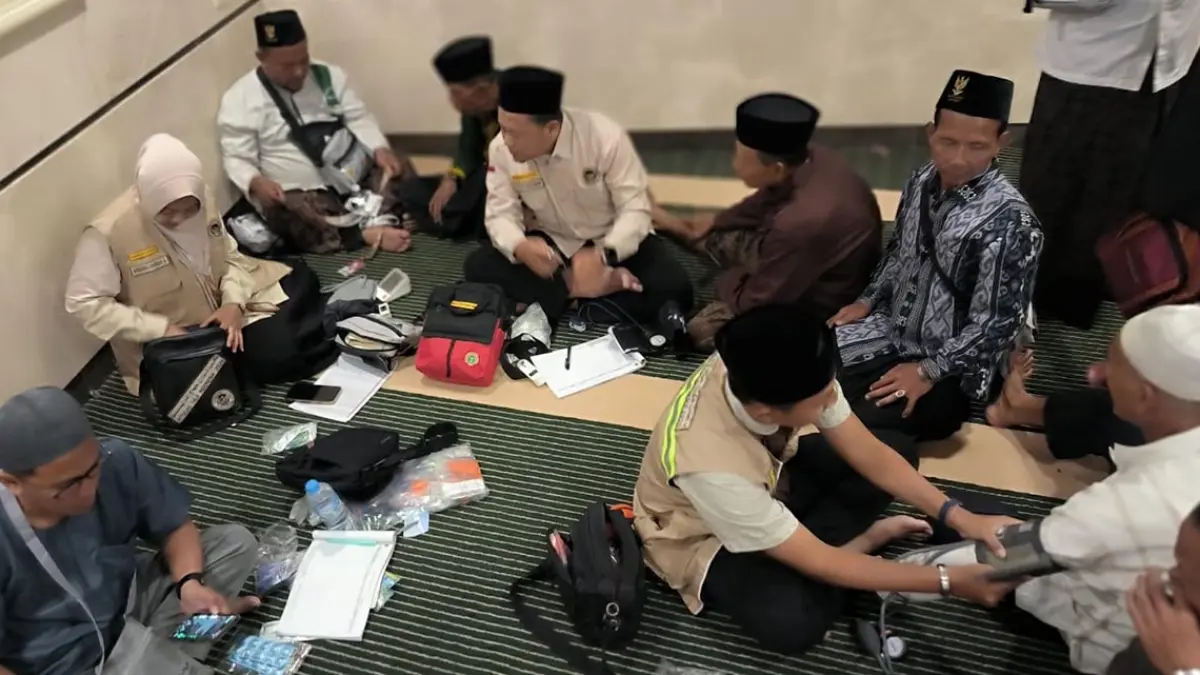 JAGA KONDISI: Seluruh jemaah haji Kabupaten Lamongan yang tergabung dalam kloter 30 hingga 37 sudah berada di Makkah. (IST/RDR.LMG)