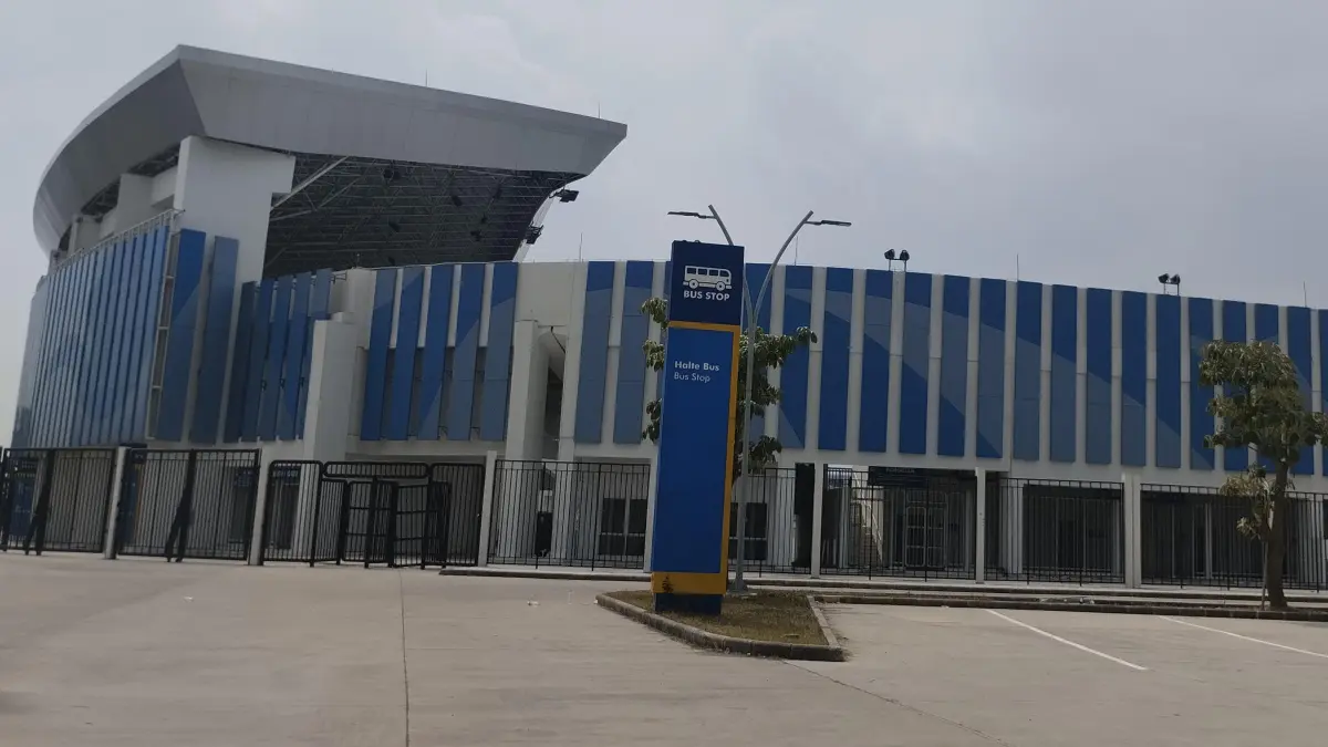MULAI ALAMI KERUSAKAN: Stadion Surajaya Lamongan. Dinas Kebudayaan, Pemuda dan Olahraga, dan Pariwisata Lamongan, berharap pelaksana proyek segera menangani 41 titik kerusakan yang ada. (RIKA RATMAWATI/RDR.LMG)