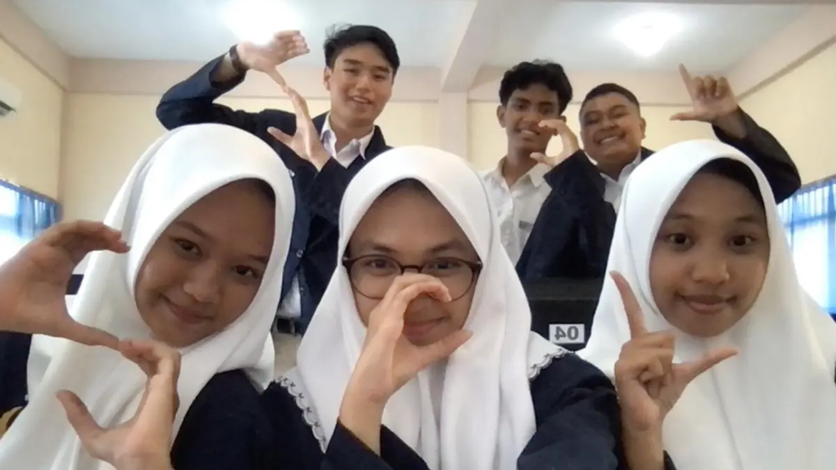 MANFAATKAN SISIK IKAN NILA: Enam Siswa SMAN 2 Lamongan yang Berprestasi di Ajang JNSF 2026. (IST/RDR.LMG)