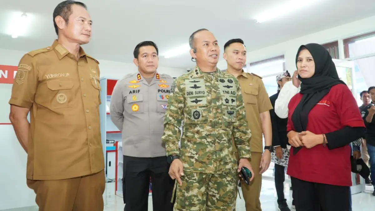 Bupati Yes dan Wabup Dirham bersama Forkopimda Lamongan meninjau operasional KDKMP yang diresmikan Presiden Prabowo. (DOK. HUMAS KOMINFO LAMONGAN/RADAR LAMONGAN)