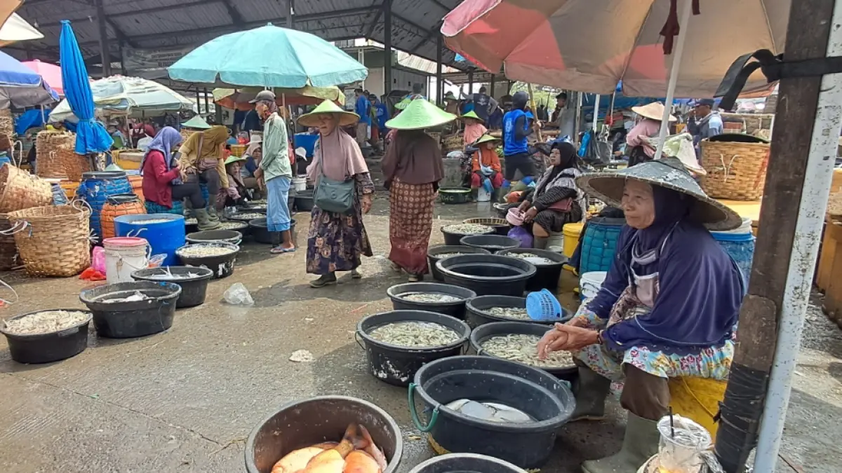 Kondisi jual beli di Pasar Ikan Lamongan. Pertengahan bulan ini pasokan ikan cenderung menurun. (GAMAL AYATULLAH/RADAR LAMONGAN)