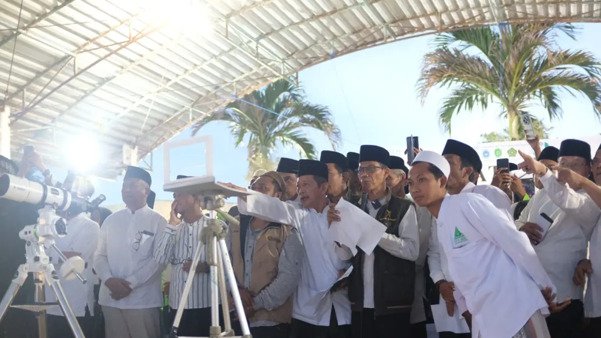Proses rukyatul hilal penentuan 1 Dzulhijah 1447 H di Tanjung Kodok, Lamongan. (ISTIMEWA/RADAR LAMONGAN)