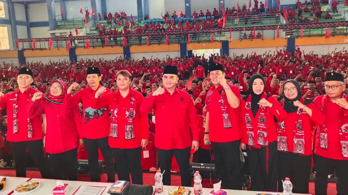 Foto bersama setelah pelantikan PAC PDI Perjuangan se-Kabupaten Lamongan. (ISTIMEWA/RADAR LAMONGAN)