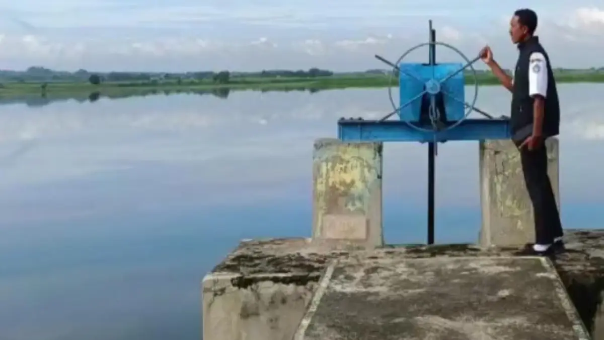 MASIH PENUH: Air di Waduk Prijetan masih mencukupi untuk kebutuhan petani di wilayah Kedungpring hingga Sukodadi. (GAMAL A/RDR.LMG)