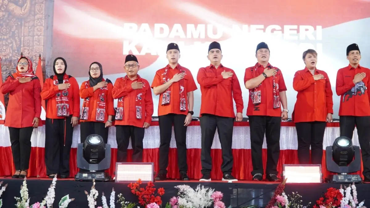 Pengurus DPC PDI Perjuangan Lamongan bersama tamu undangan menyanyikan lagu Bagimu Negeri. (ISTIMEWA/RADAR LAMONGAN)