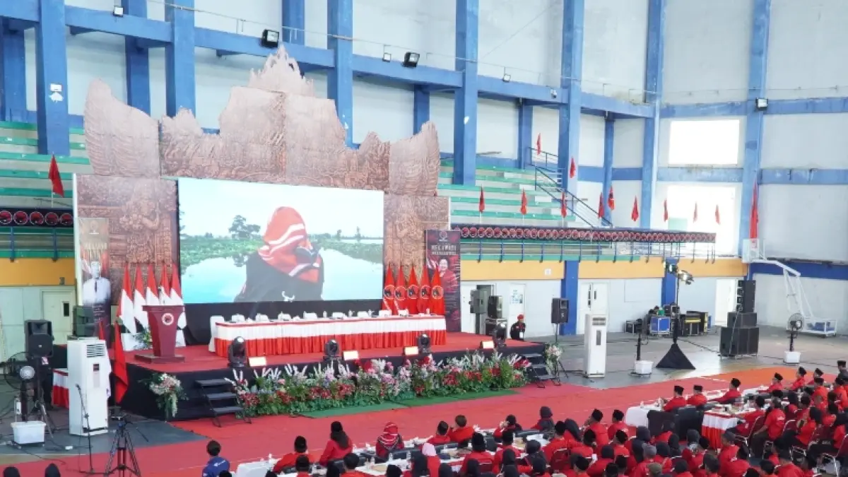 Peserta dan tamu khidmat mengikuti prosesi pelantikan PAC PDI Perjuangan se-Kabupaten Lamongan. (ISTIMEWA/RADAR LAMONGAN)