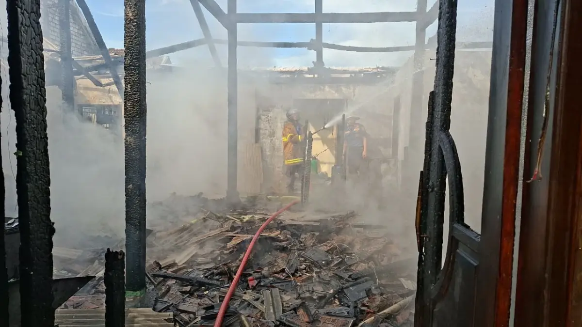 Petugas pemadam kebakaran membutuhkan waktu sekitar satu jam untuk memadamkan rumah di Desa Jubel Kidul, Kecamatan Sugio. (ISTIMEWA/RADAR LAMONGAN)