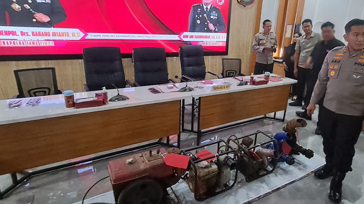 BARANG BUKTI: Kapolres Lamongan, AKBP Arif Fazlurrahman, menunjukkan disel pompa air yang dicuri Riko Marsiana.&nbsp;(Gamal A/Radar Lamongan) 