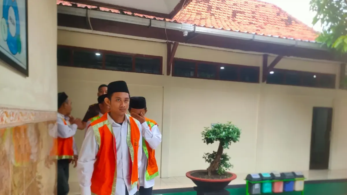KASUS SABU: Sapta Heru Cahya di Pengadilan Negeri Lamongan. Dia menjadi terdakwa kasus kepemilikan sabu.&nbsp;(Ahmad Asip/Radar Lamongan) 