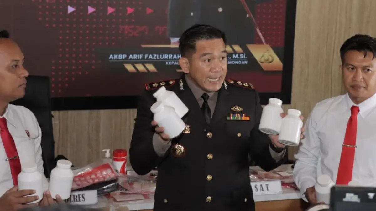 BARANG BUKTI: Kapolres Lamongan AKBP Arif Fazlurrahman menunjukkan barang bukti botol berisi pil daftar G hasil sitaan Satreskoba Polres Lamongan selama tiga bulan terakhir.&nbsp;(Gamal A/Radar Lamongan) 