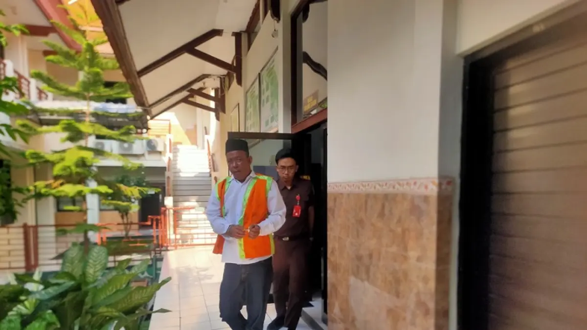 JADI TERDAKWA: Moh Farid di Pengadilan Negeri Lamongan. Dia terjerat kasus peredaran sabu — sabu.&nbsp;(Ahmad Asip/Radar Lamongan) 