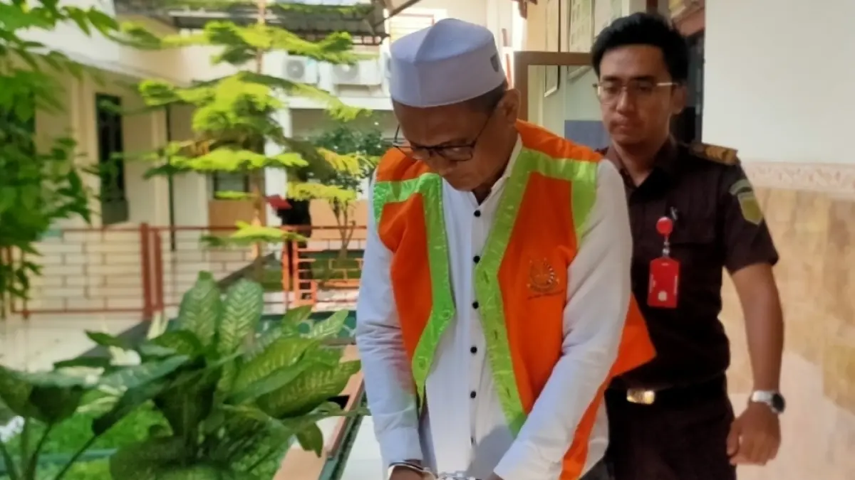 Terdakwa penipuan proyek PJUTS Traju Sri Pamungkas menjalani sidang di PN Lamongan. (AHMAD ASIP/RADAR LAMONGAN)