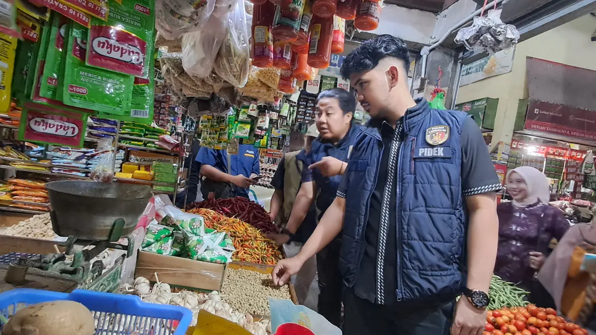 CEK HARGA DI PASAR: Tim Satgas Pangan Polres Lamongan yang mendatangi salah satu pasar tradisional.&nbsp;(Gamal A/Radar Lamongan) 