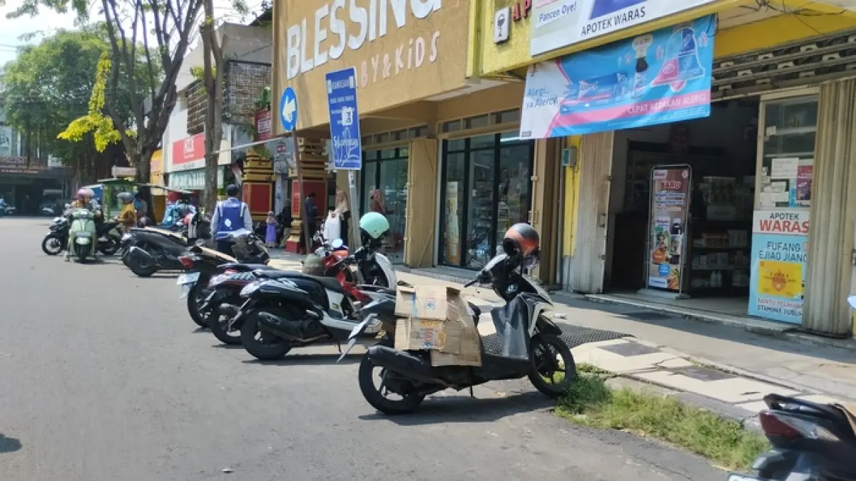 REALISASI MASIH RENDAH: Motor — motor yang diparkir di pinggir jalan protokol. Dishub Lamongan terus berupaya mengejar target untuk PAD.&nbsp;(Rika Ratmawati/Radar Lamongan) 