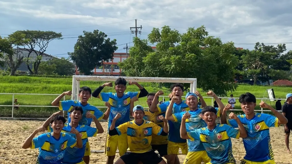 BUTUH DUKUNGAN FASILITAS: Pemain handball Kabupaten Lamongan di sela — sela latihan di lapangan berpasir.&nbsp;(Istimewa/Radar Lamongan) 