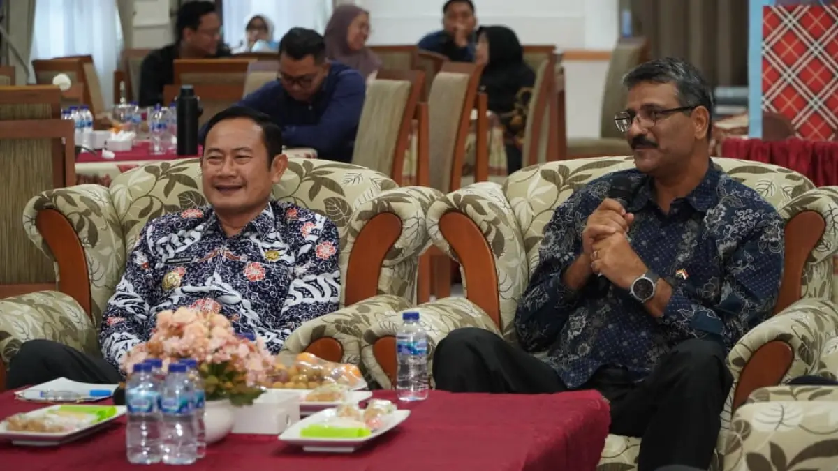KE DEPAN BISA BAHAS LEBIH LANJUT: Konsul Kehormatan India untuk Jawa Timur Manoj Bhat melakukan kunjungan kerja ke Lamongan dan ditemui Bupati Lamongan Yuhronur Efendi. (Humas Kominfo/Radar Lamongan) 