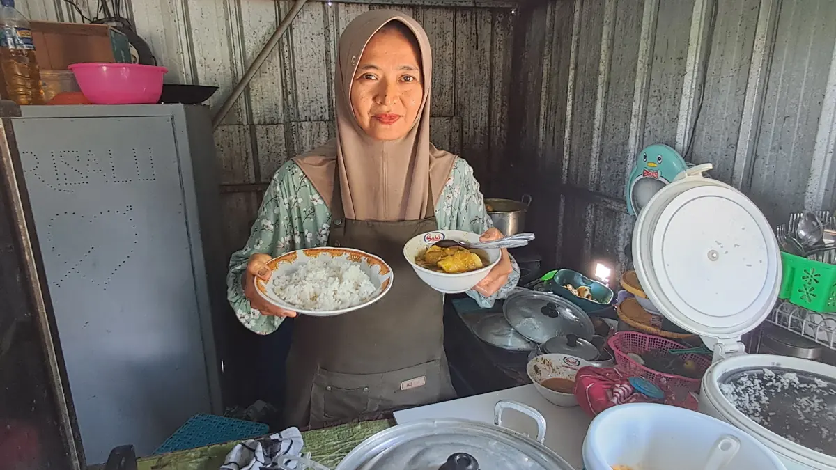 PAKEM DARI MERTUA: Asmaul Husnah dengan menu soto kikil yang menjadi andalan di warungnya.&nbsp;(Gamal A/Radar Lamongan) 