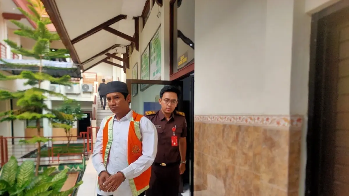 TERJERAT KASUS CURANMOR: Edy Purwanto alias Londo di Pengadilan Negeri Lamongan. (Ahmad Asip/Radar Lamongan) 