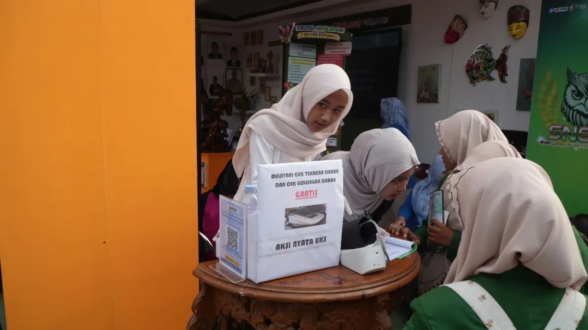 Cek kesehatan gratis oleh siswa-siswi SMPN 1 Lamongan. (MERY ISNAWATI/RADAR LAMONGAN)