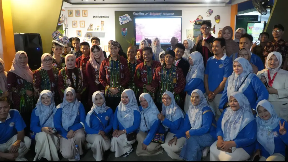 Kepala SMPN 1 Lamongan, Safiudin foto bersama Wabup Dirham beserta istri, Bu Yes, serta Sekdakab Nalikan. (MERY ISNAWATI/RADAR LAMONGAN)