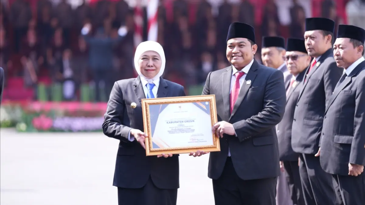 Ketua DPRD Kabupaten Gresik Muhammad Syahrul Munir menerima penghargaan dari Gubernur Jawa Timur Khofifah Indar Parawansa. (ISTIMEWA/RADAR LAMONGAN)