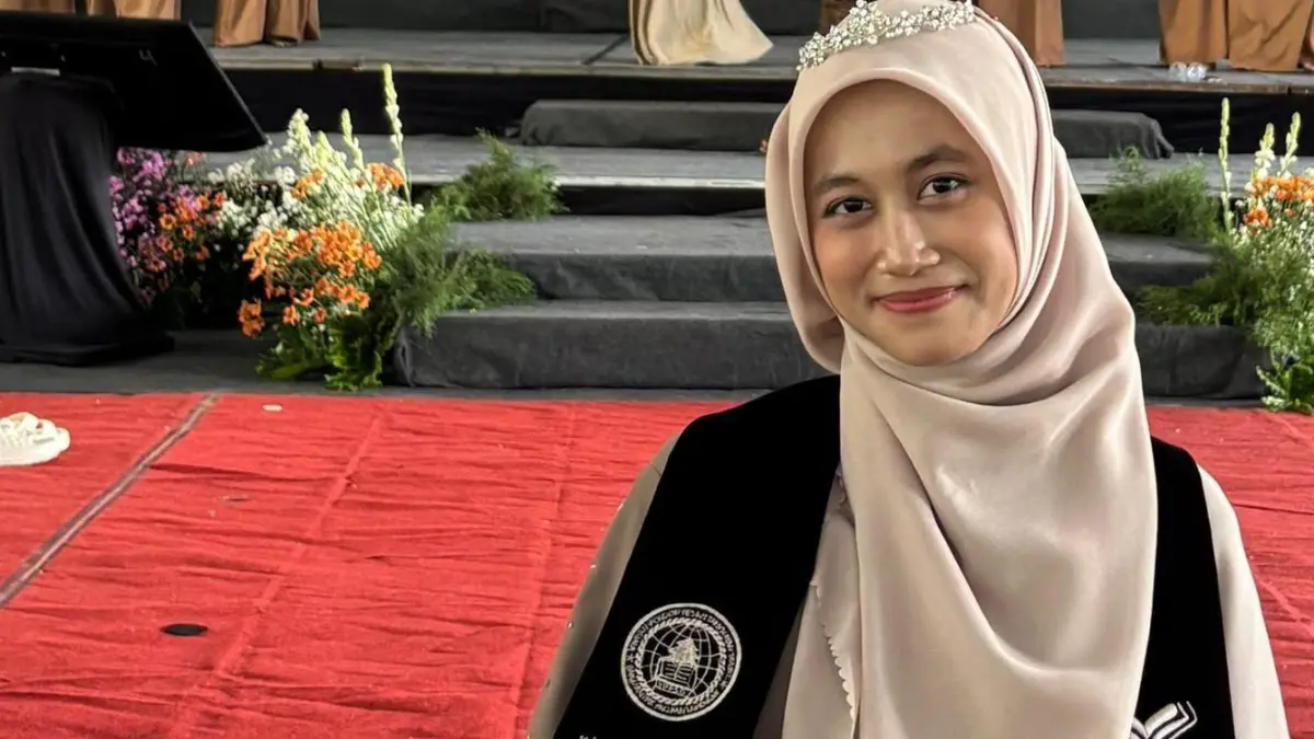 RAIH HADIAH UMRAH: Atmim Nurona, mahasiswi Prodi Pendidikan Bahasa Arab Universitas Sunan Drajat Lamongan. (IST/RDR.LMG)