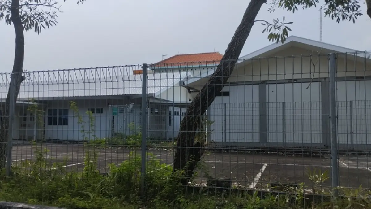 DIREHAB BULAN DEPAN: Bekas bangunan rumah sakit darurat yang akan dijadikan Puskesmas Kusuma Bangsa. (Rika Ratmawati/Radar Lamongan) 