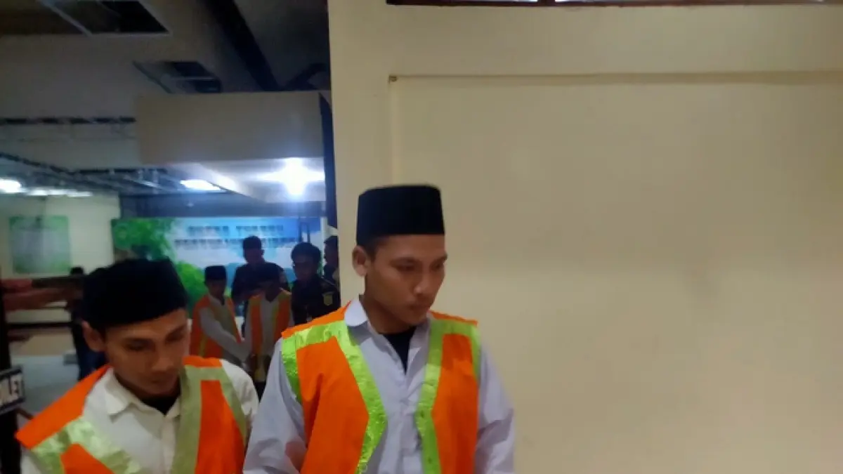 JALANI PERSIDANGAN: Empat warga Gresik di Pengadilan Negeri Lamongan karena melakukan pencurian di kapal tanker.&nbsp;(Ahmad Asip/Radar Lamongan) 