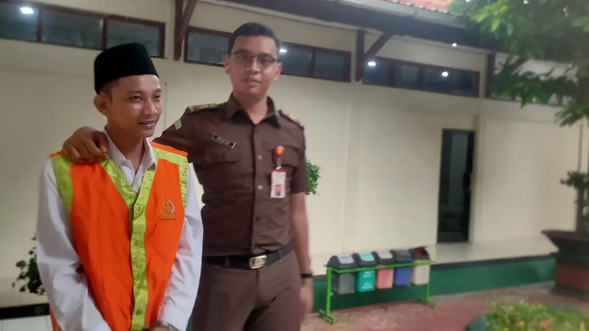KASUS SABU – SABU: Hari Sugiono didampingi petugas di Pengadilan Negeri Lamongan. (AHMAD ASIP/RDR.LMG)