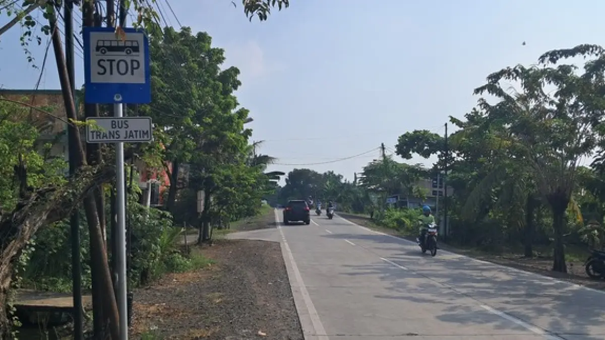 SUDAH TERPASANG: Salah satu rambu petunjuk untuk bus Trans Jatim koridor VII rute Lamongan — Paciran.&nbsp;(Gamal A/Radar Lamongan) 