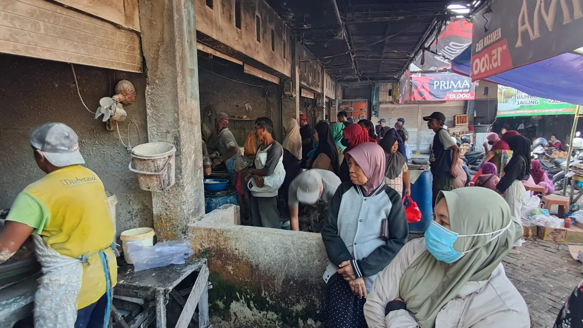 BERKAH IDUL ADHA: Penjual jasa giling daging melayani konsumennya. (Gamal A/Radar Lamongan) 
