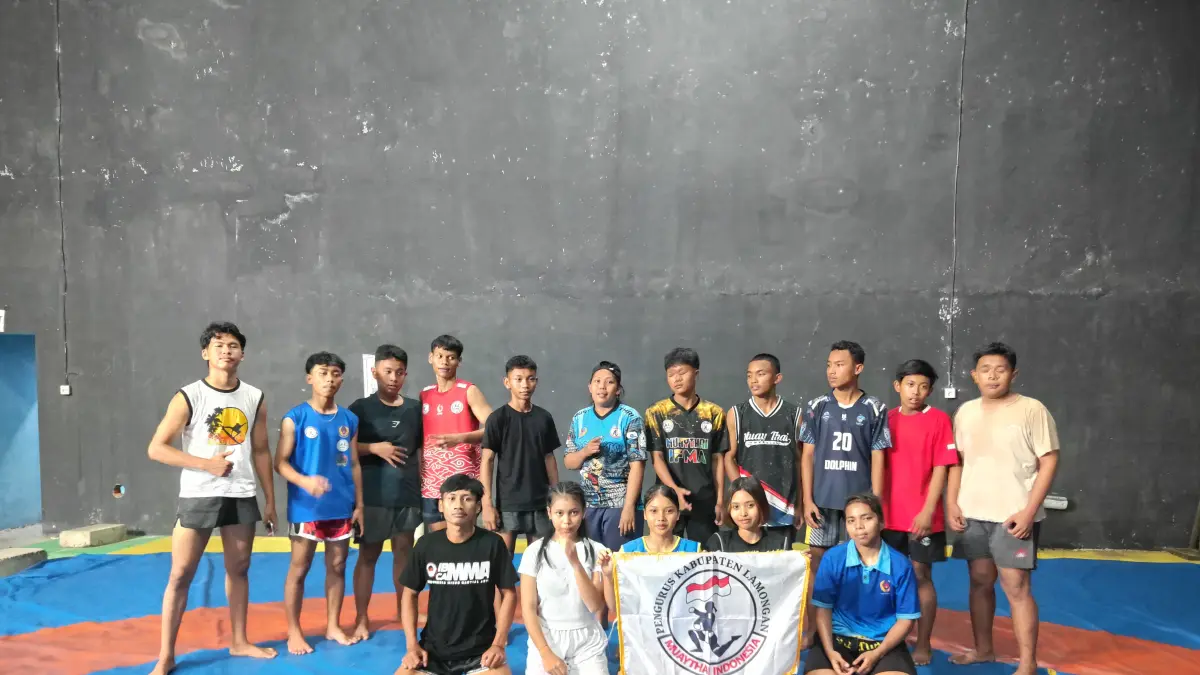 TERUS DIMATANGKAN: Atlet muaythai Lamongan saat berpose bersama.&nbsp;(Istimewa/Radar Lamongan) 