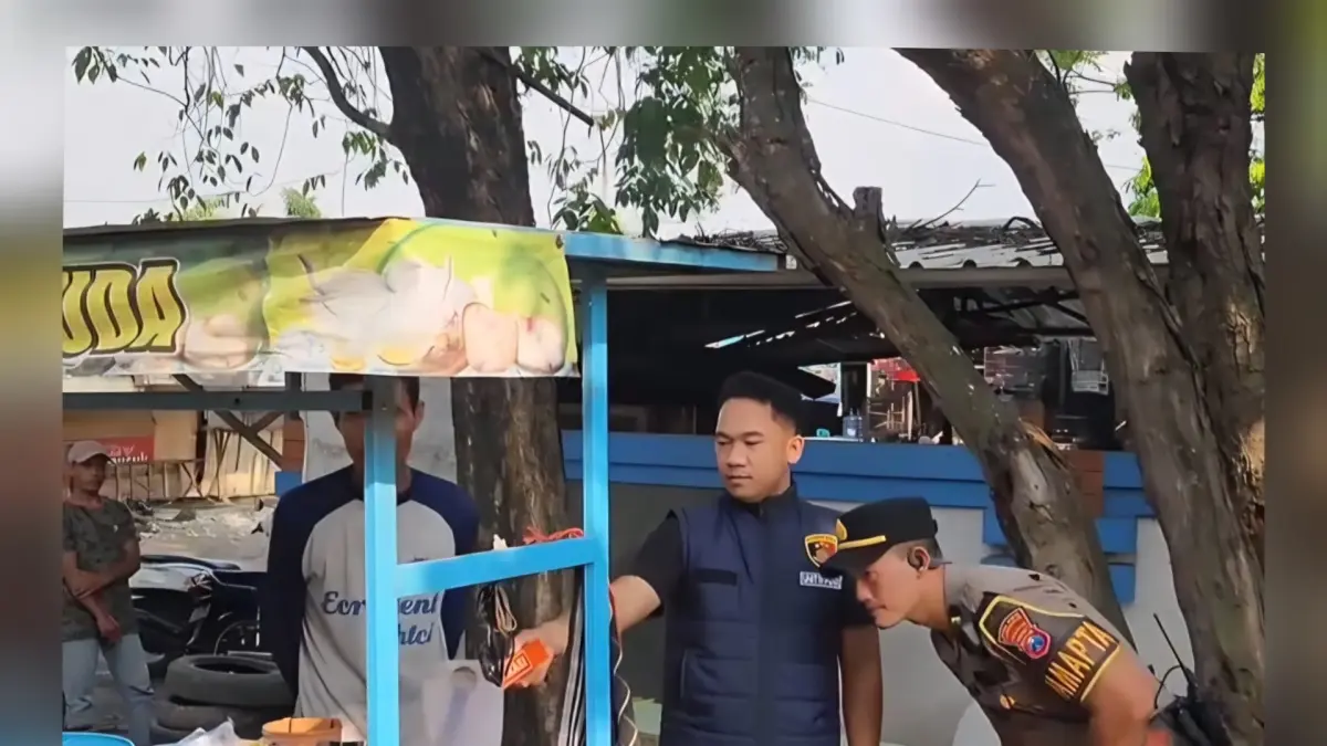 Anggota Polsek Lamongan bersama Pamapta Polres Lamongan mendatangi lokasi untuk olah TKP. (Gamal A/Radar Lamongan)