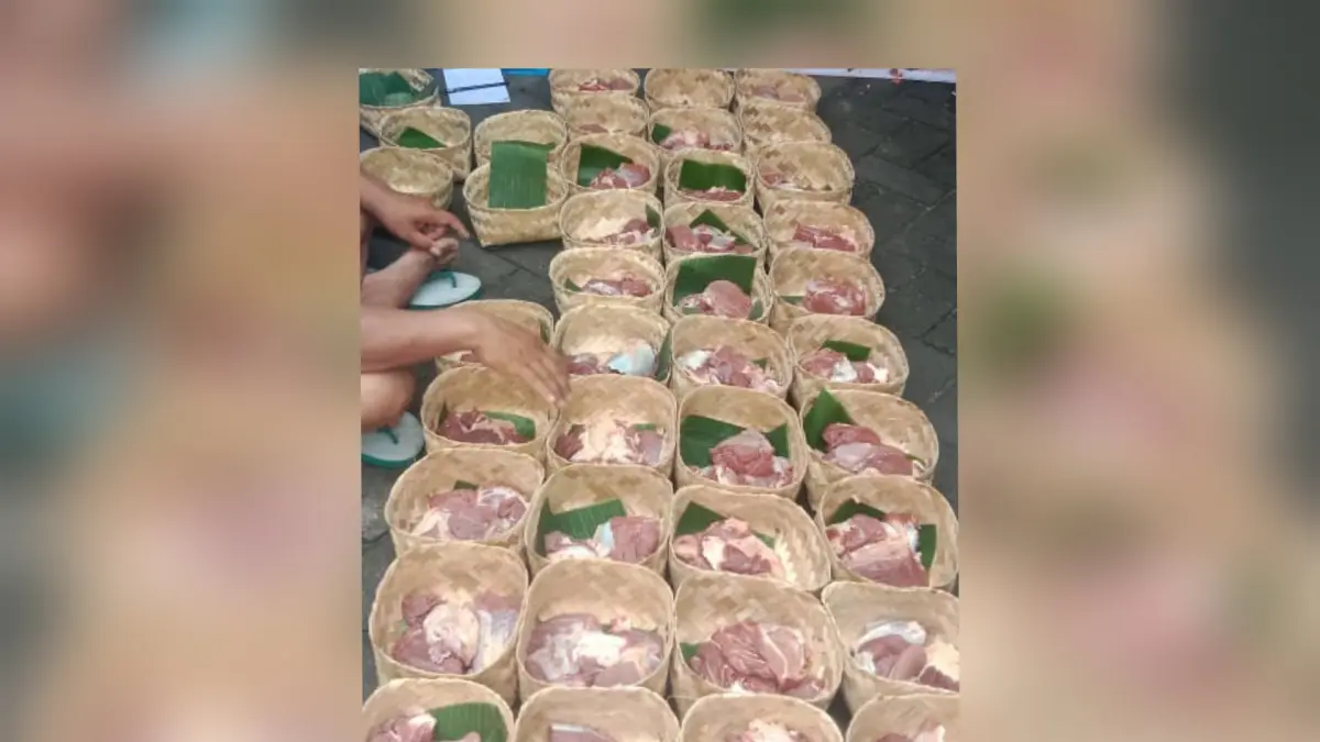 HINDARI PLASTIK: Bungkus untuk daging kurban menggunakan bahan bukan plastik. (Rika Ratmawati/Radar Lamongan) 
