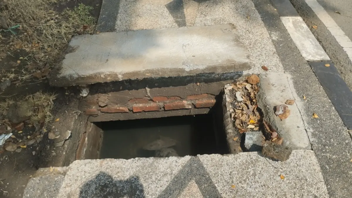 PEMELIHARAAN RUTIN: Trotoar dan saluran pembuangan menjadi fokus Dinas Bina Marga, Cipta Karya, dan Tata Ruang Lamongan untuk mengurangi genangan ketika hujan datang.&nbsp;(Rika Ratmawati/Radar Lamongan) 