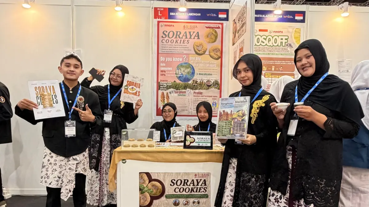 PRESTASI DI NEGERI JIRAN: Siswa SMAN 2 Lamongan yang diminta menggelar pameran di WYIE Malaysia 2026. (Istimewa/Radar Lamongan) 
