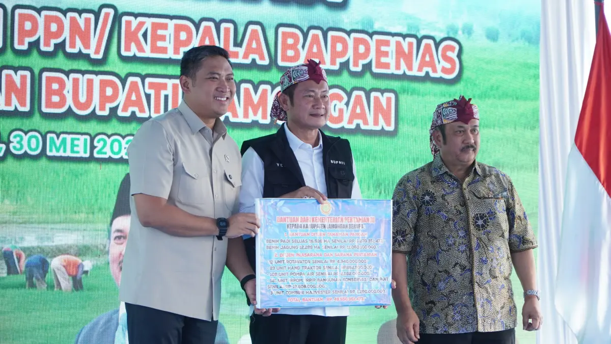 Bupati Yes menerima bantuan senilai sekitar Rp 49 miliar dari Kementerian Pertanian RI. (DOK. HUMAS KOMINFO LAMONGAN)
