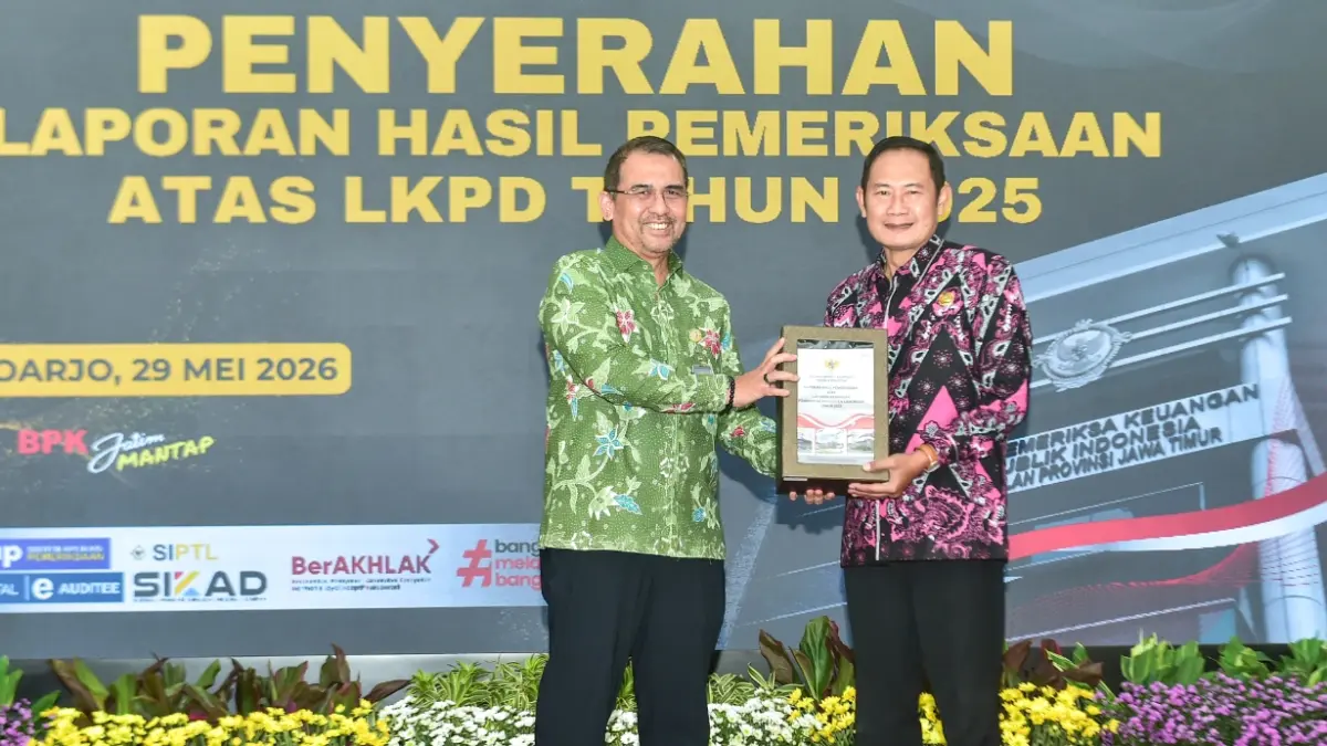 Bupati Yes menerima secara langsung LHP BPK RI Perwakilan Provinsi Jawa Timur atas Laporan Keuangan Pemerintah Daerah (LKPD) Tahun Anggaran 2025. (ISTIMEWA/RADAR LAMONGAN)