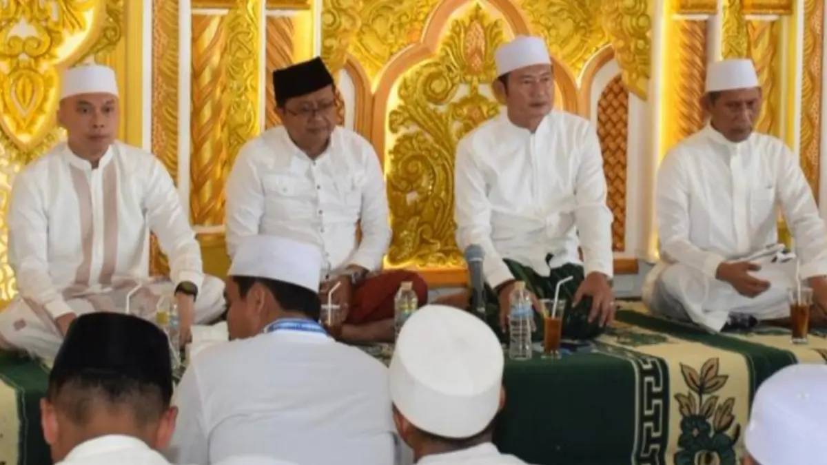 Bupati Yes, Wabup Dirham, dan Ketua DPRD Lamongan M. Freddy Wahyudi khusyuk melantunkan doa dalam acara majelis zikir Al-Khidmah. (DOK. HUMAS KOMINFO LAMONGAN/RADAR LAMONGAN)