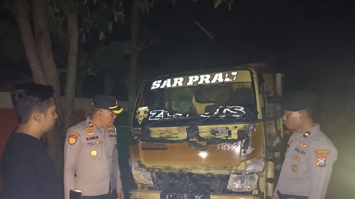 MASIH BISA DISELAMATKAN: Dump truk yang terbakar sebagian dari kejadian kebakaran di gudang milik pengusaha Ahmad Shandy. (Gamal A/Radar Lamongan) 