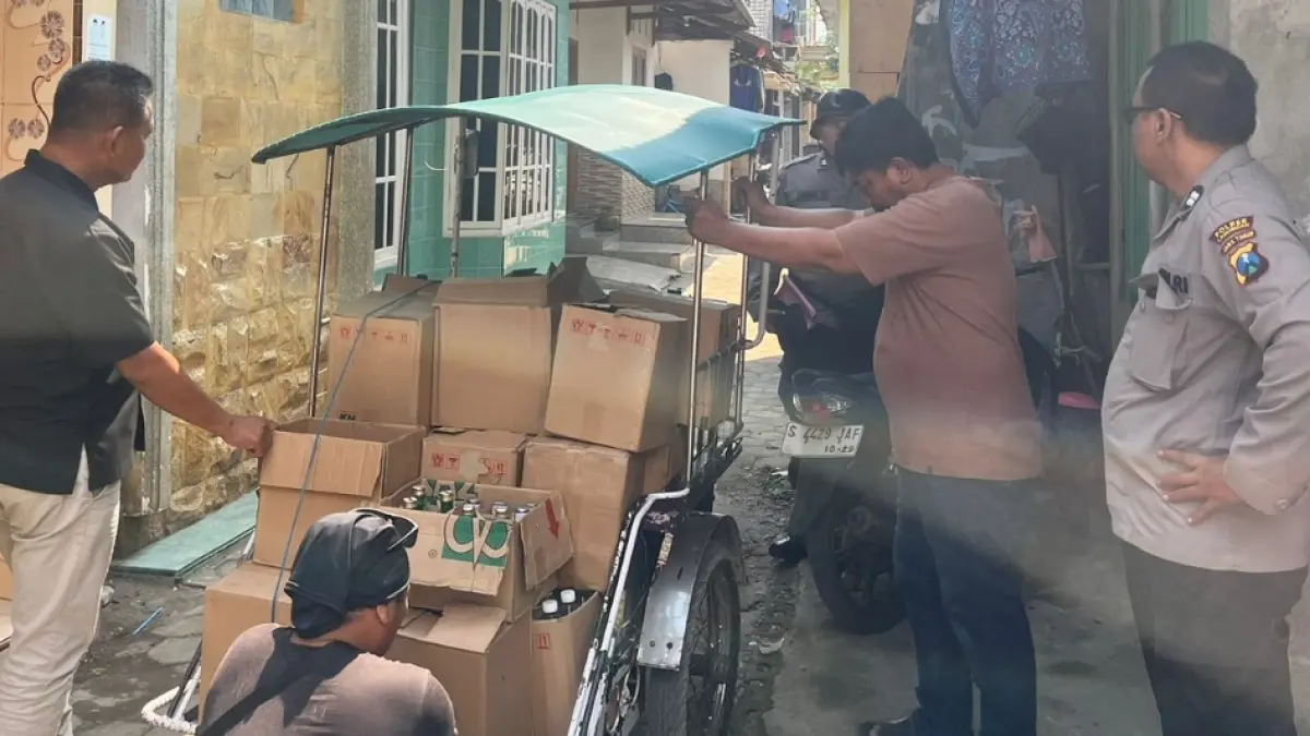 Petugas mengamankan sekitar 808 botol miras jenis arak oplosan dan puluhan botol bir pada salah satu warung di Brondong. (ISTIMEWA/RDR.LMG)