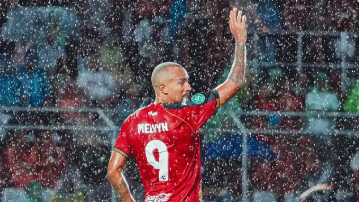 Mantan Pemain Persela Lamongan Melvyn Lorenzen dikabarkan telah mencapai kesepakatan dengan PSS Sleman. (instagram)