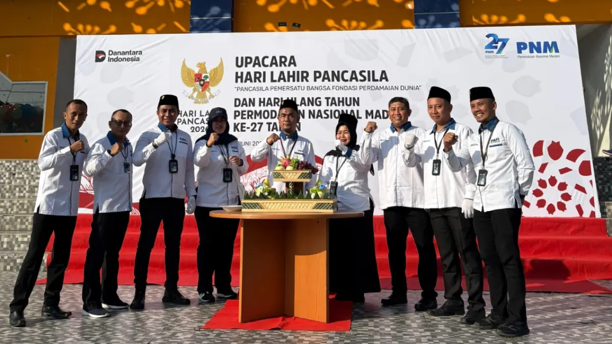 Pemimpin PNM Cabang Lamongan memotong tumpeng perayaan HUT ke-27. (ISTIMEWA/RADAR LAMONGAN)