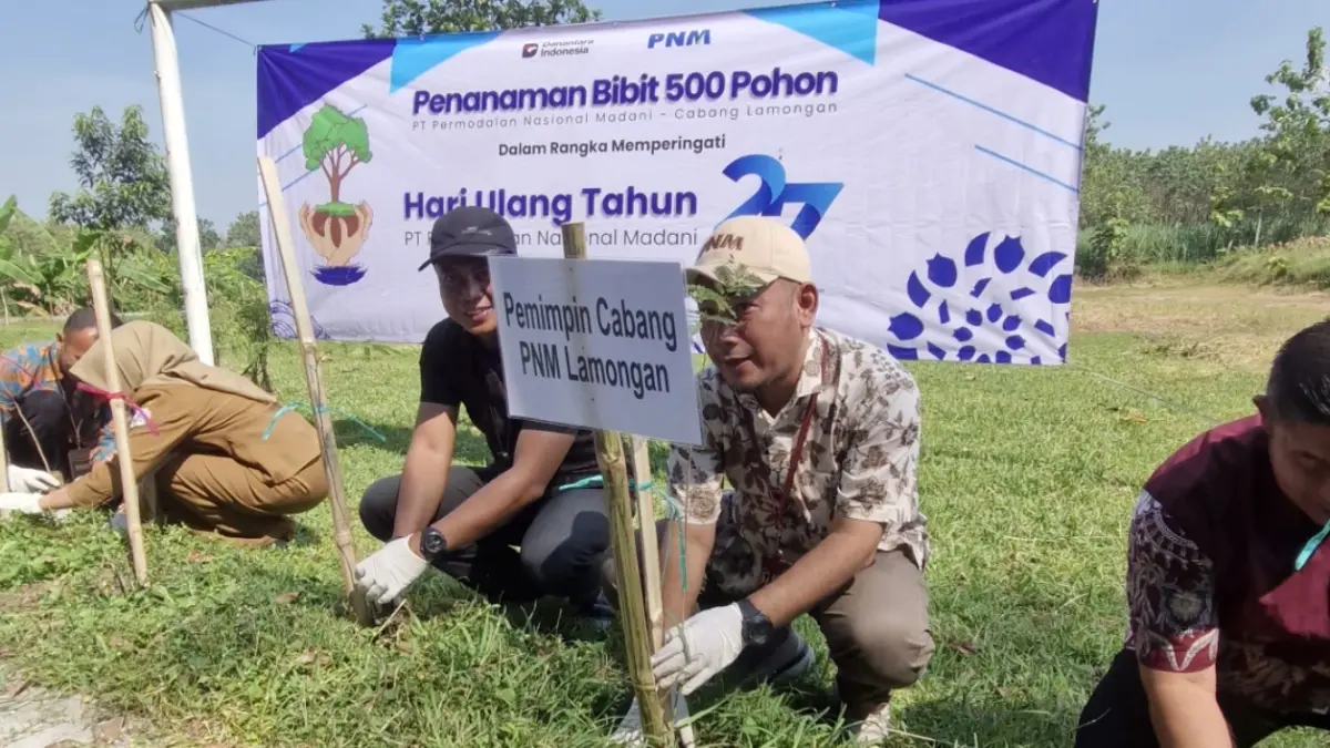 Penanaman bibit pohon oleh PNM Cabang Lamongan di Desa Ardirejo, Sambeng, dan Lamongan dalam rangka perayaan HUT ke-27. (ISTIMEWA/RADAR LAMONGAN)