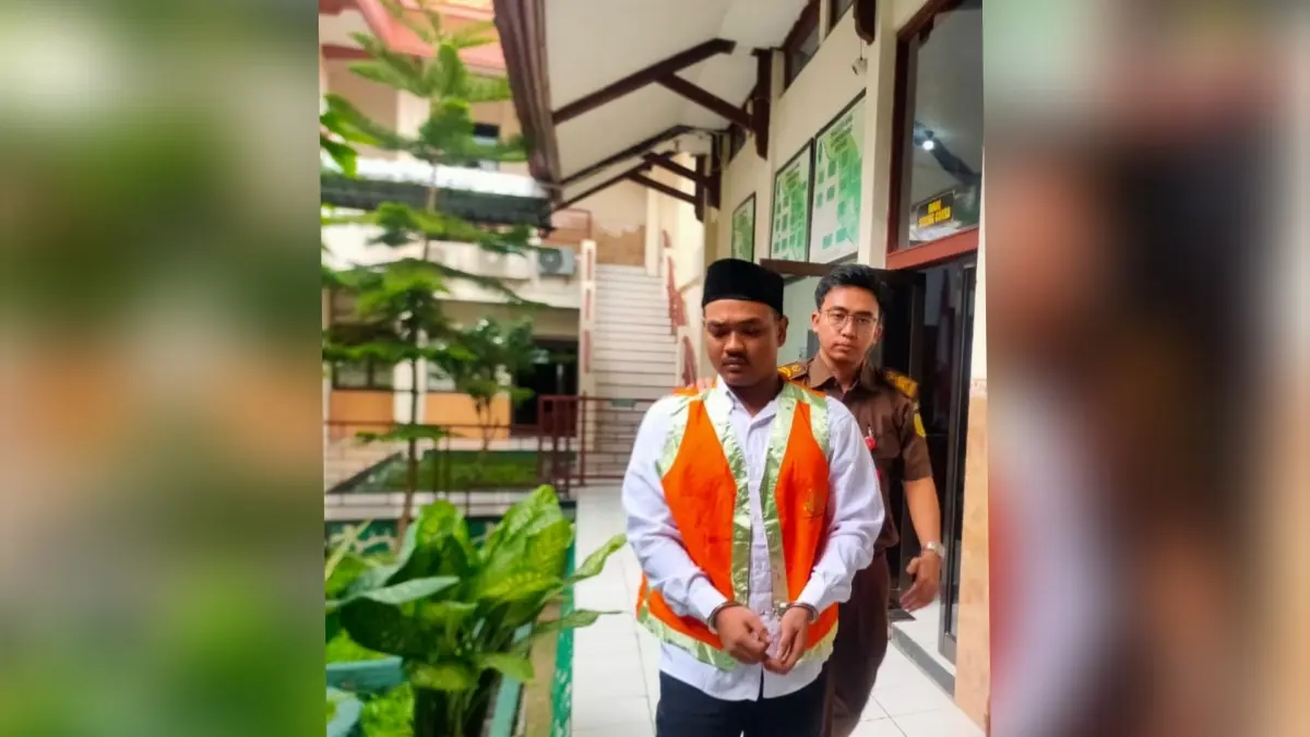 DITUNTUT SETAHUN PENJARA: Achmad Sujito di Pengadilan Negeri Lamongan.&nbsp;(Ahmad Asip/Radar Lamongan) 