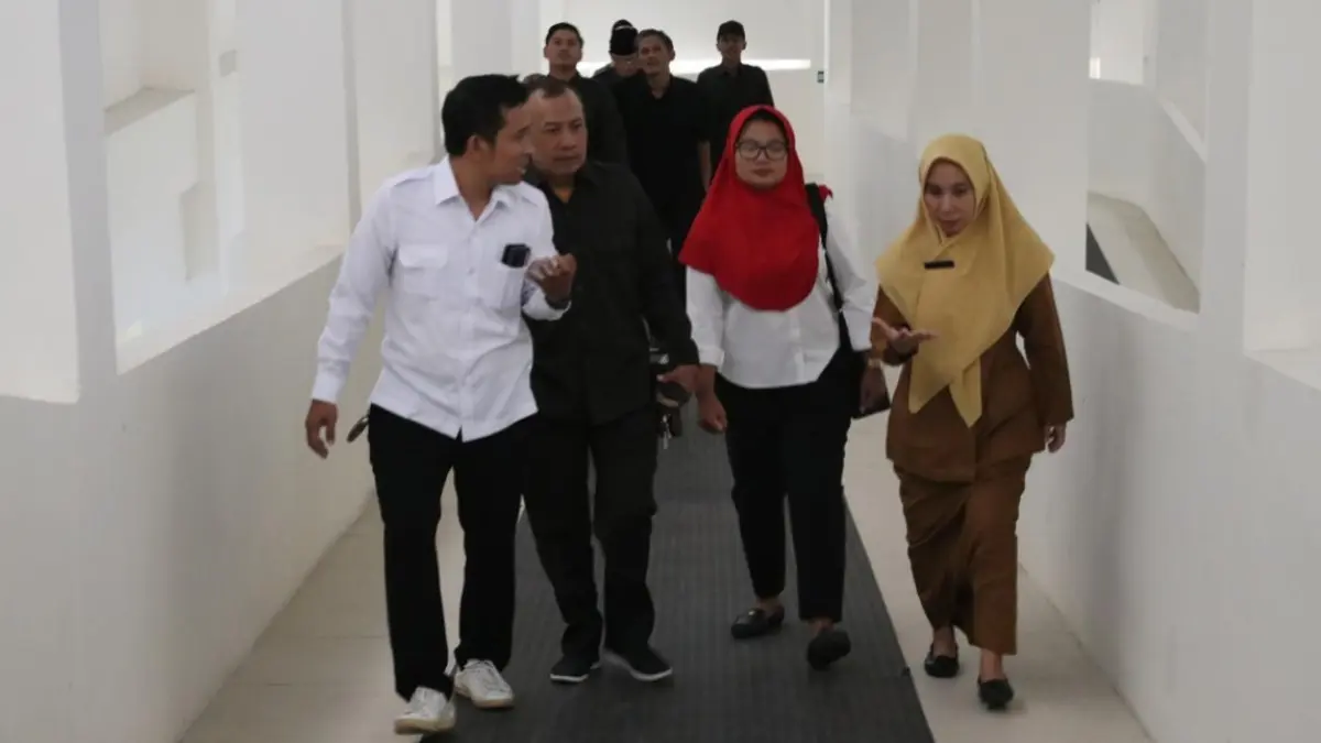 Komisi D DPRD Lamongan melihat secara langsung pelayanan kesehatan di RSUD Ki Ageng Brondong. (ISTIMEWA/RADAR LAMONGAN)